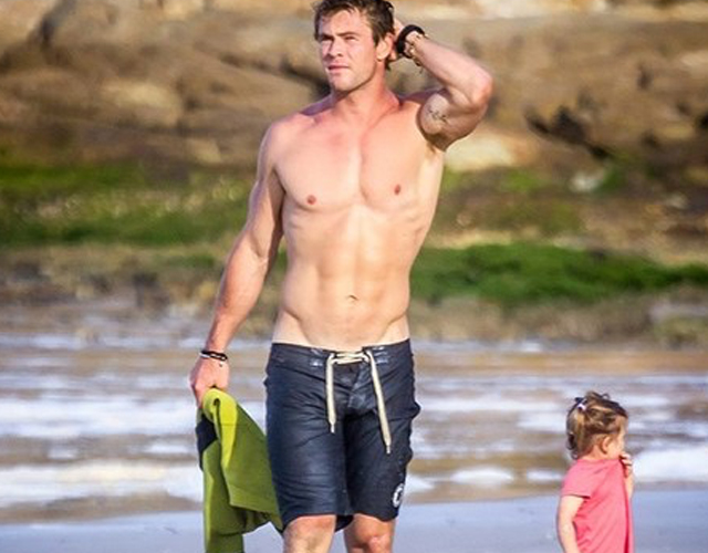 Chris Hemsworth saca músculo en sus vacaciones en Australia