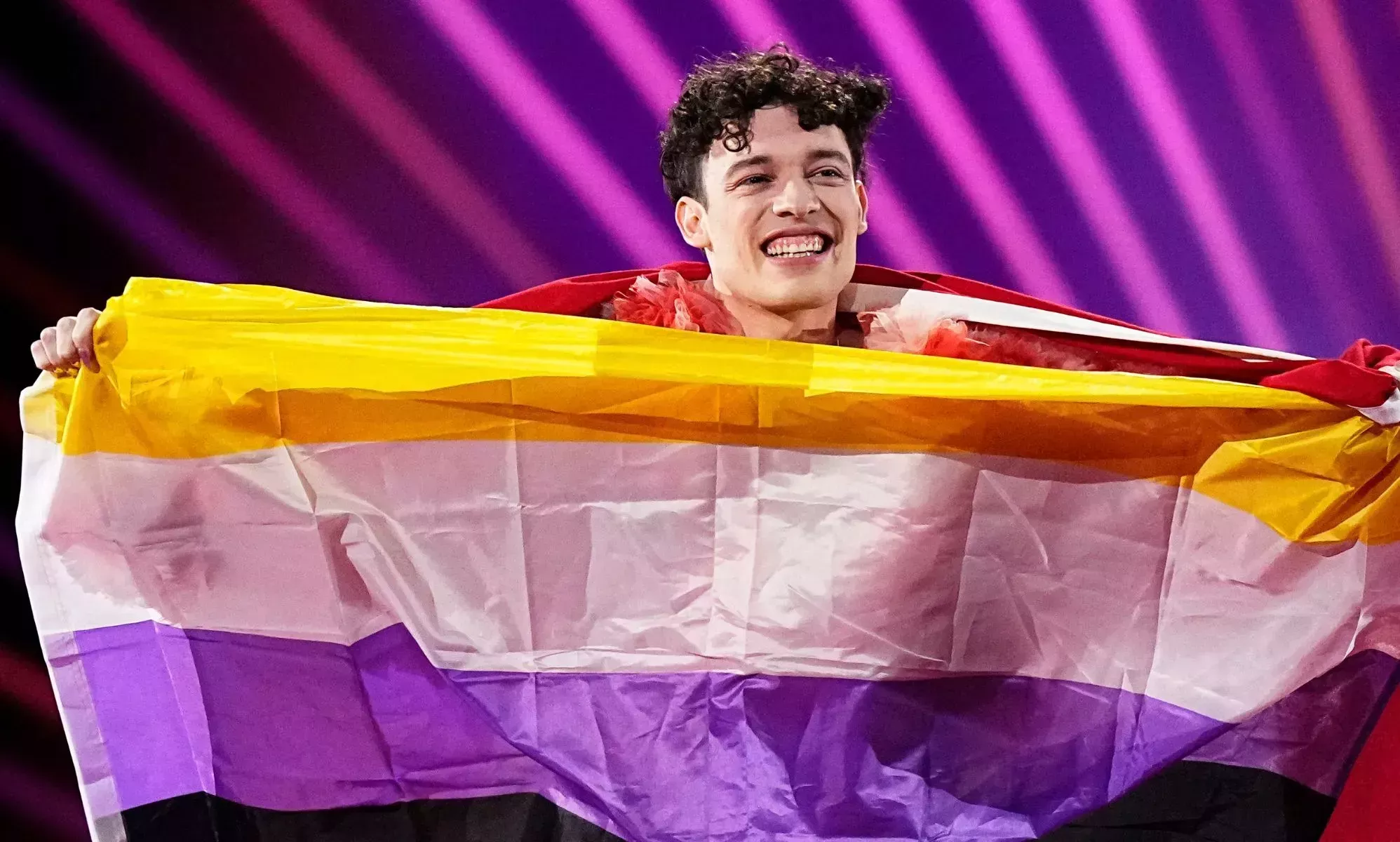 Nemo, ganador de Eurovisión, dice que la bandera no binaria no estaba permitida en la arena: 