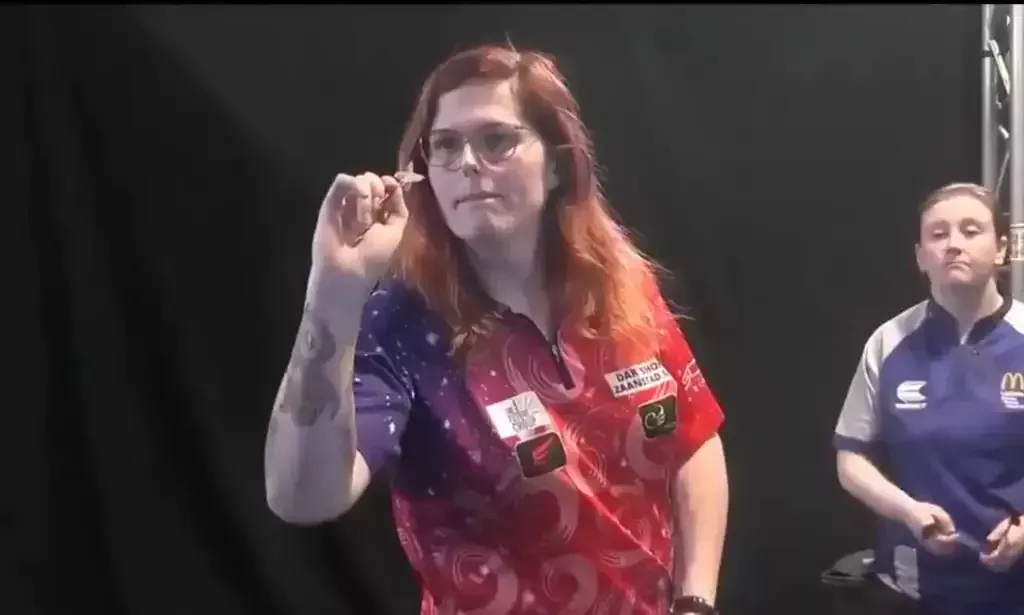 Noa-Lynn van Leuven playing darts