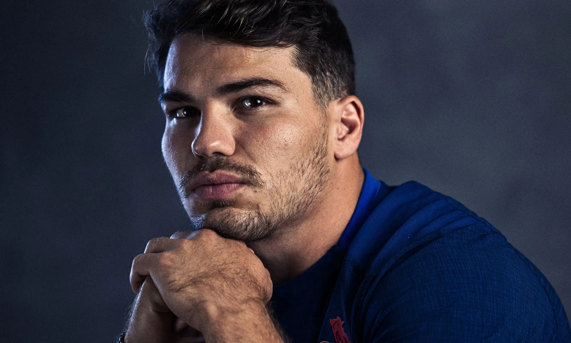 Antoine Dupont, capitán de la selección francesa de rugby, dice que "pararía un partido" por homofobia