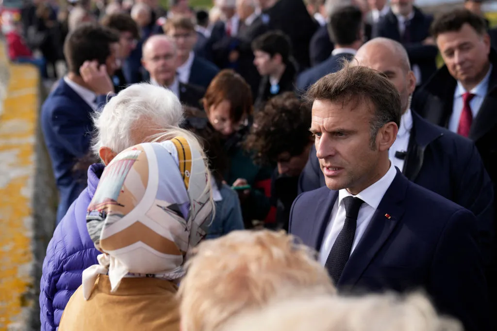 Denuncian al presidente francés Emmanuel Macron por difundir "fake news transfóbicas" antes de las elecciones