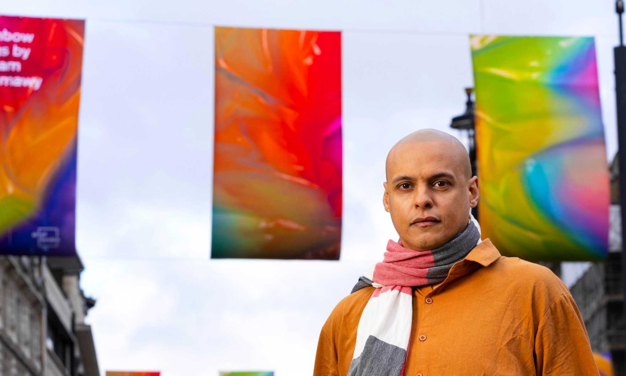 El artista detrás de la nueva bandera del Orgullo en Londres comparte la poderosa inspiración detrás de su diseño