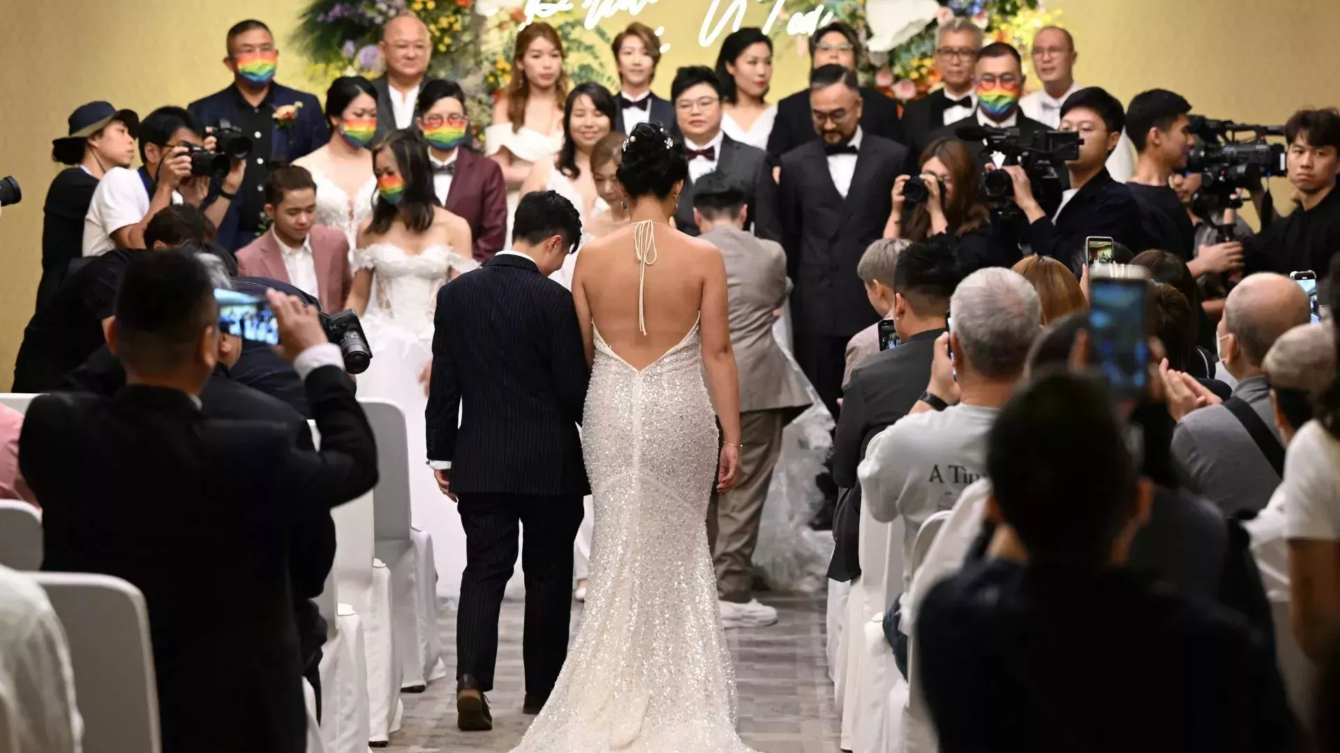 Las parejas LGBTQ+ de Hong Kong se atreven a celebrar una boda multitudinaria a pesar de que el matrimonio entre personas del mismo sexo es ilegal