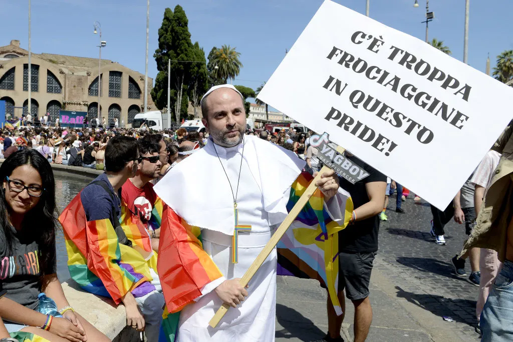Los participantes en el Orgullo de Roma celebran su 30 aniversario burlándose del comentario "frociaggino" del Papa