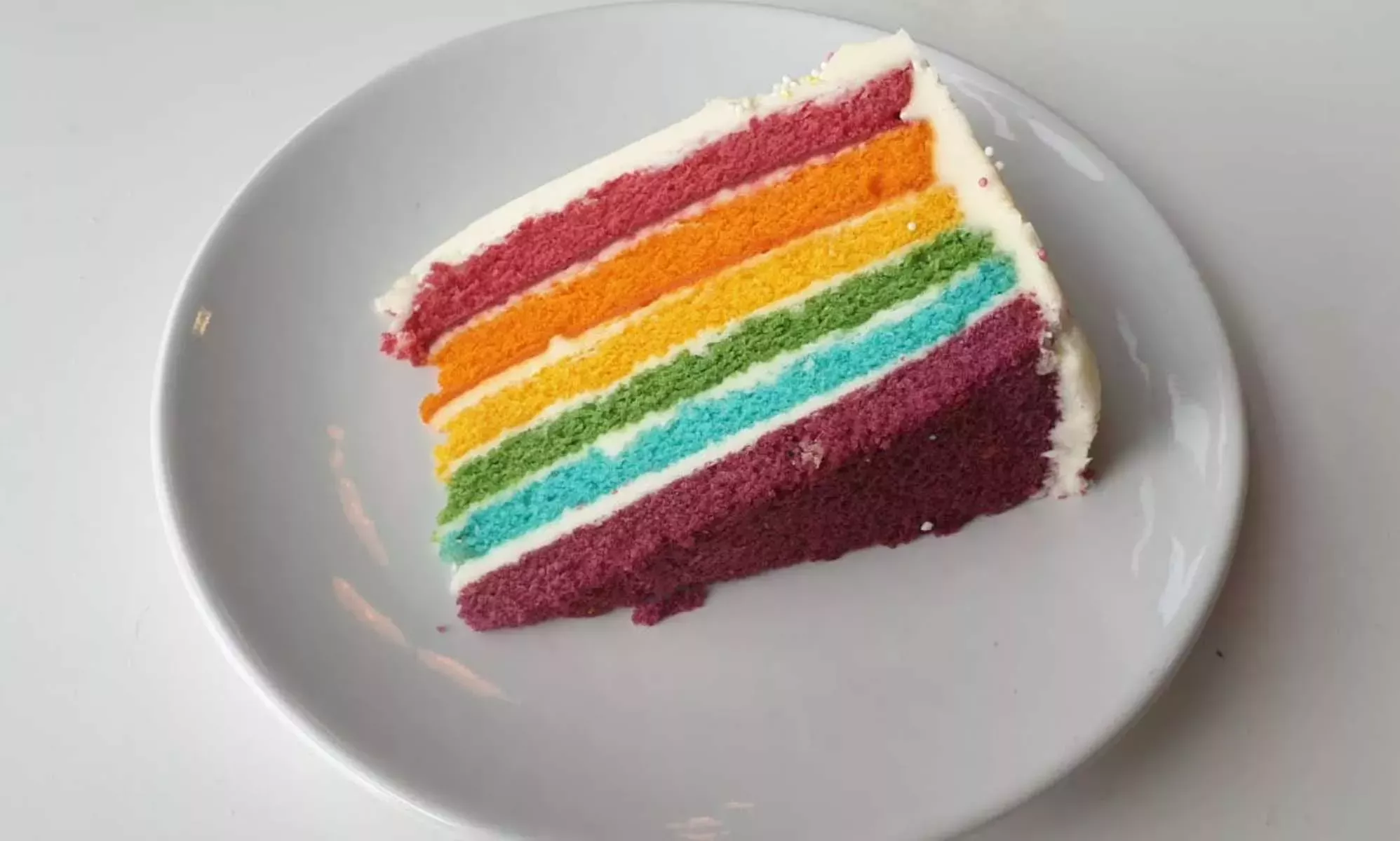 Los patéticos intolerantes lloran por la tarta benéfica arco iris del Orgullo de IKEA: 'Bloqueada'