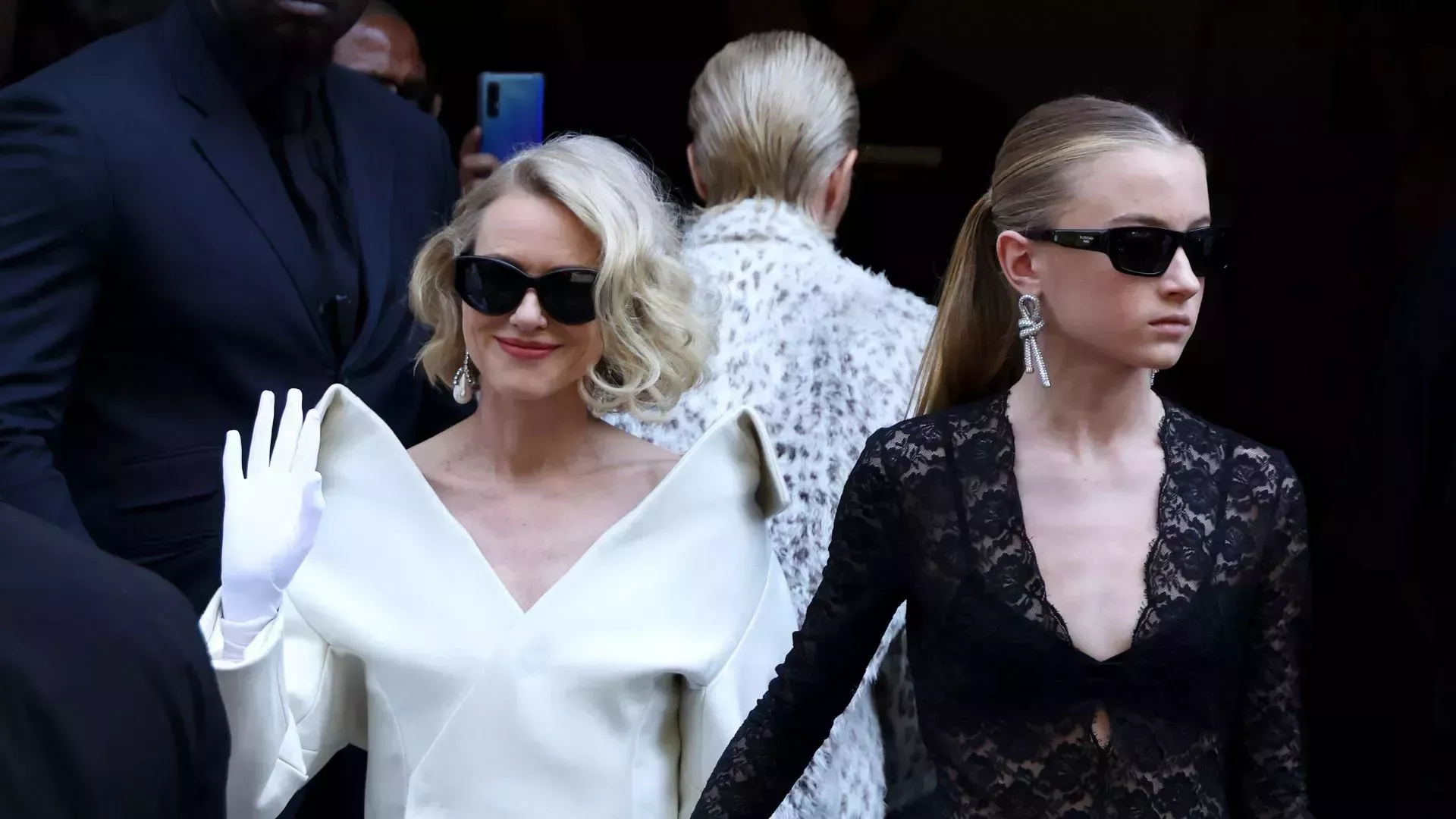 Naomi Watts y su hija trans Kai arrasan en el desfile de moda de París