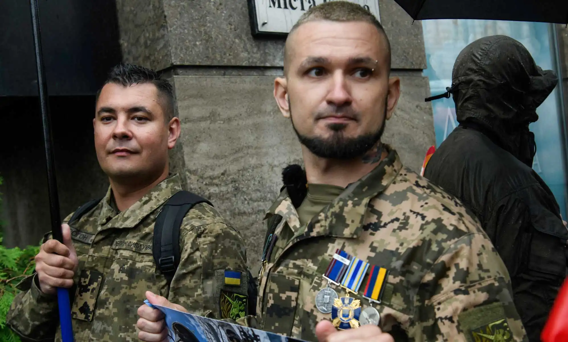 Soldados ucranianos LGBTQ+ participan en la Marcha por la Igualdad organizada por el Orgullo de Kiev