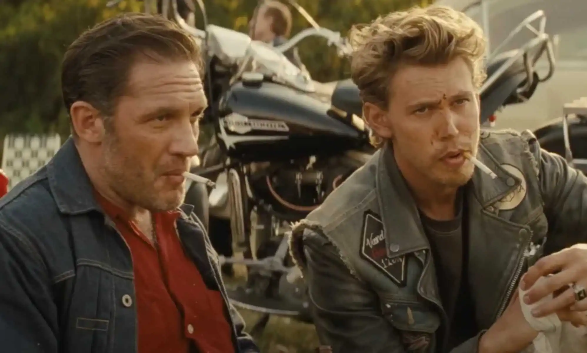 Tom Hardy, de The Bikeriders, habla de la "adictiva" relación de Johnny con Benny, de Austin Butler