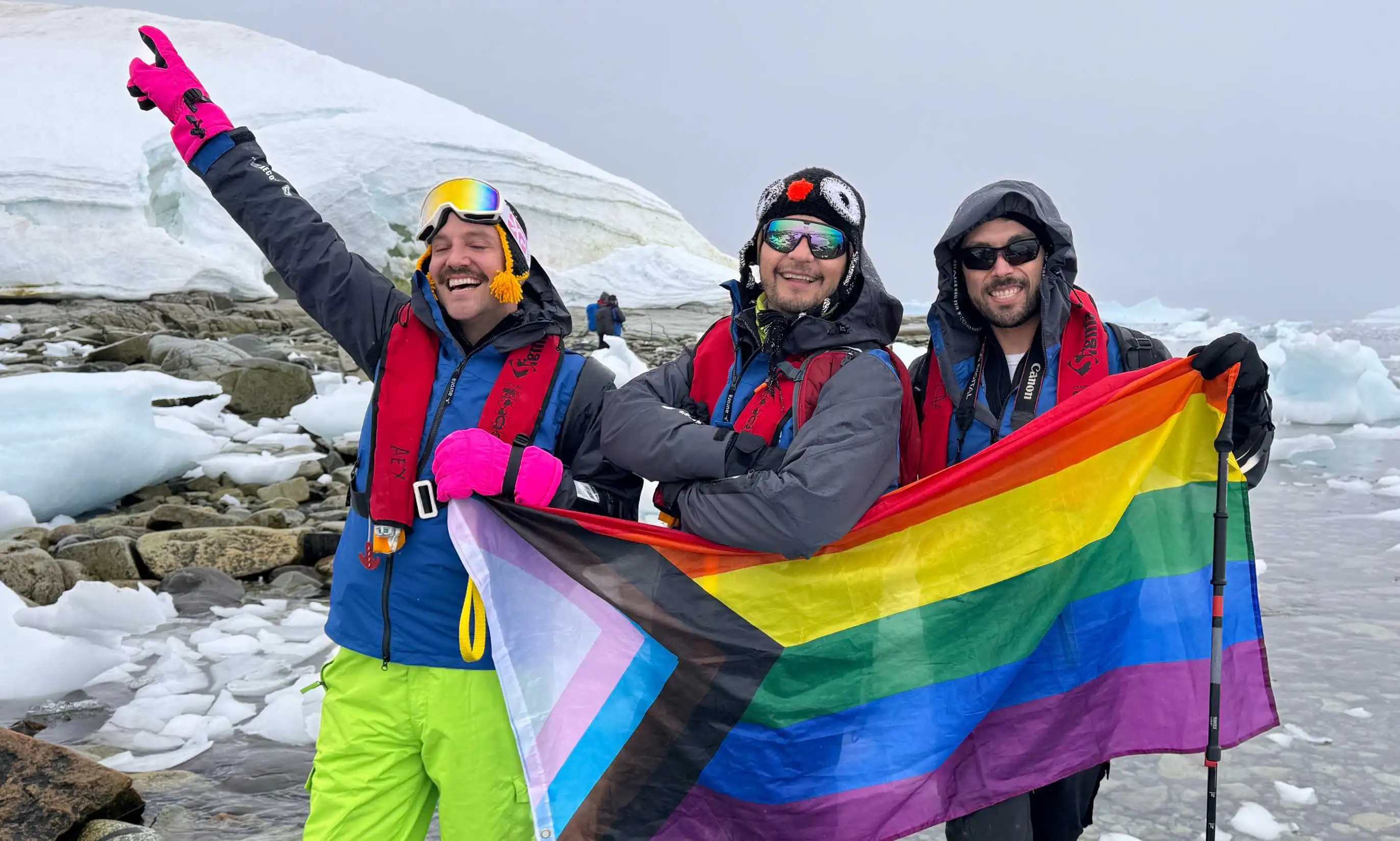 Ya puedes hacer un crucero gay a la Antártida y, de paso, plantar la bandera del Orgullo.