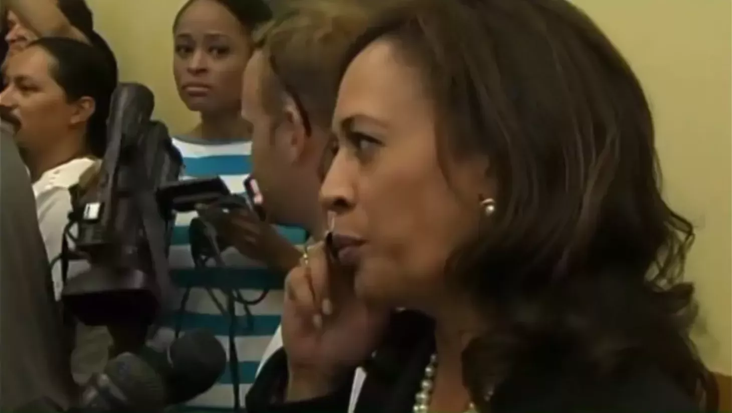 El vídeo de Kamala Harris ordenando a un secretario que reanude los matrimonios homosexuales se hace viral