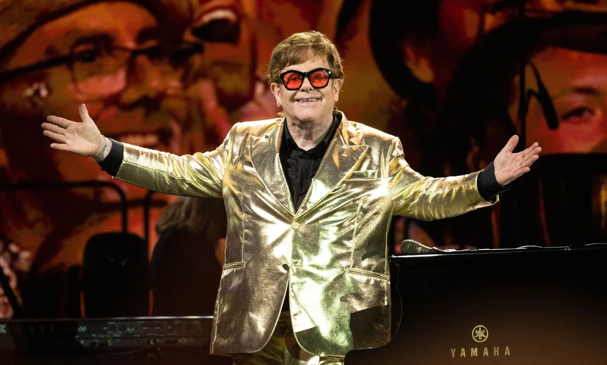 Elton John subasta su extravagante vestuario en eBay para recaudar fondos para la Fundación contra el SIDA