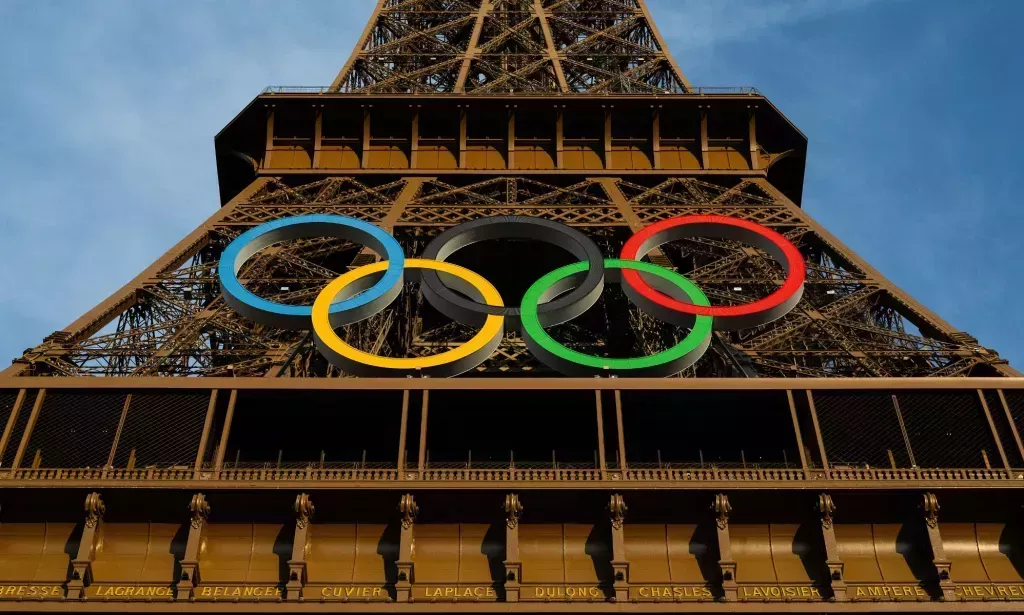 The Eiffel Tower with an Olympics symbol over it.