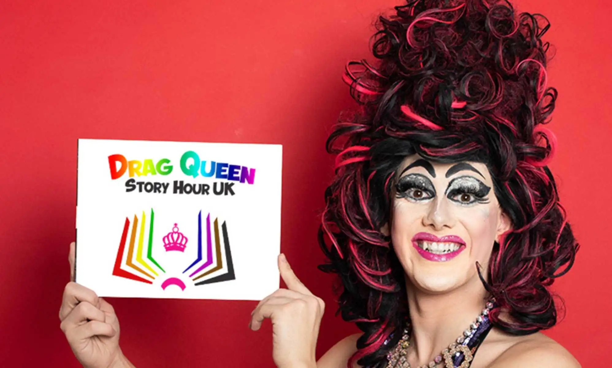 La fundadora de Drag Queen Story Hour UK explica por qué es vital el Día Internacional del Drag: "El drag ha influido en el mundo".