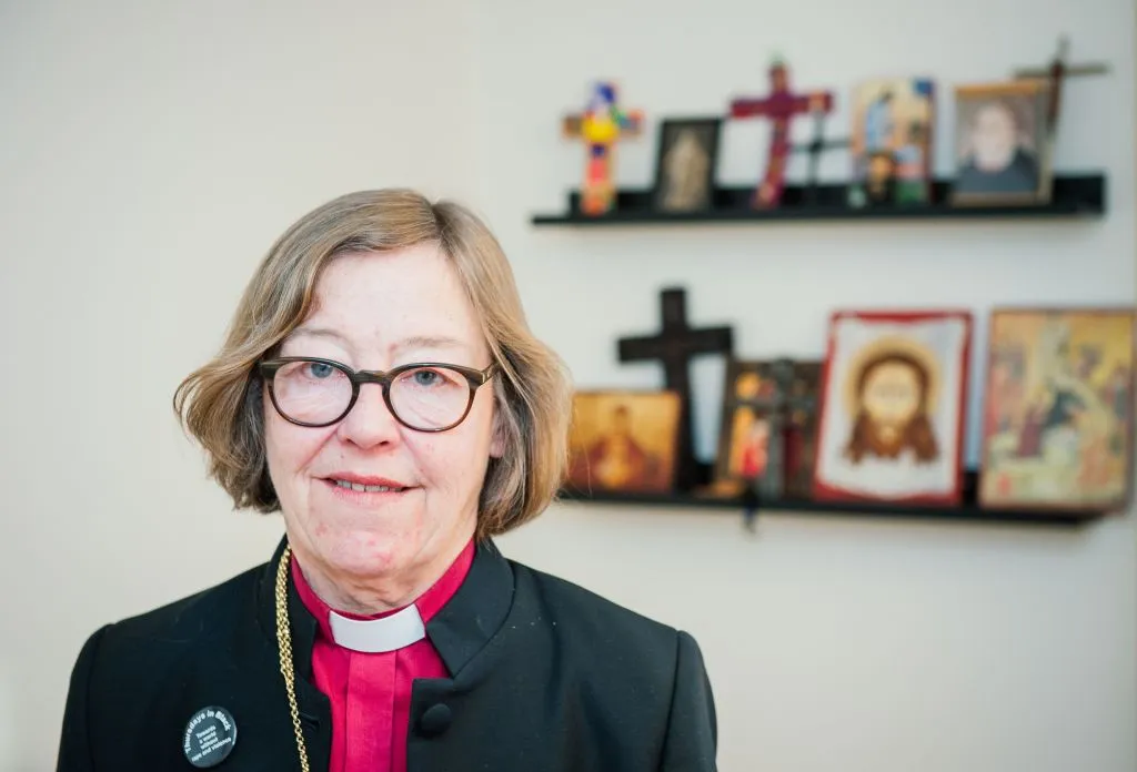 Los intolerantes están furiosos con la primera obispa lesbiana del mundo, Eva Brunne, por algo que hizo en 2015