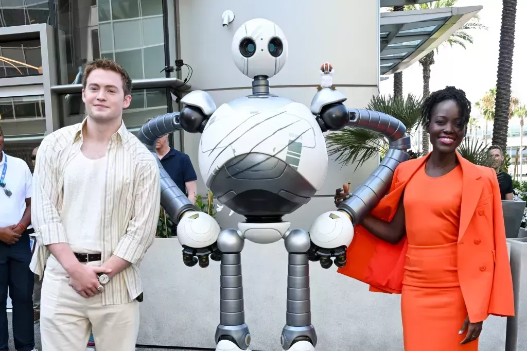 Kit Connor and Lupita Nyong'o with robot structure at Comic-Con