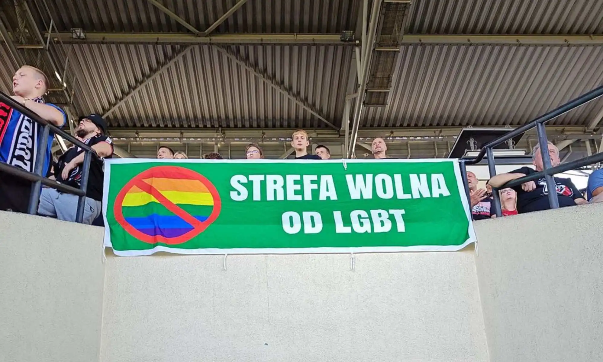 Un club polaco condena la pancarta "zona sin LGBT" en un partido de fútbol