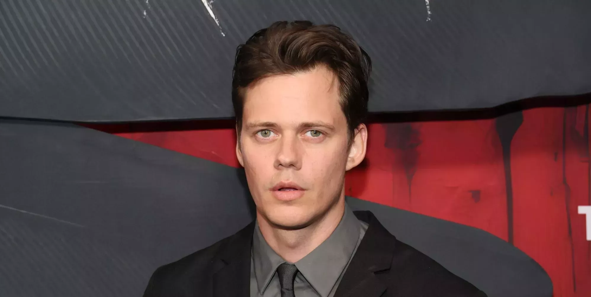 Bill Skarsgård, de The Crow, desata el frenesí gay con una foto sin camiseta: 