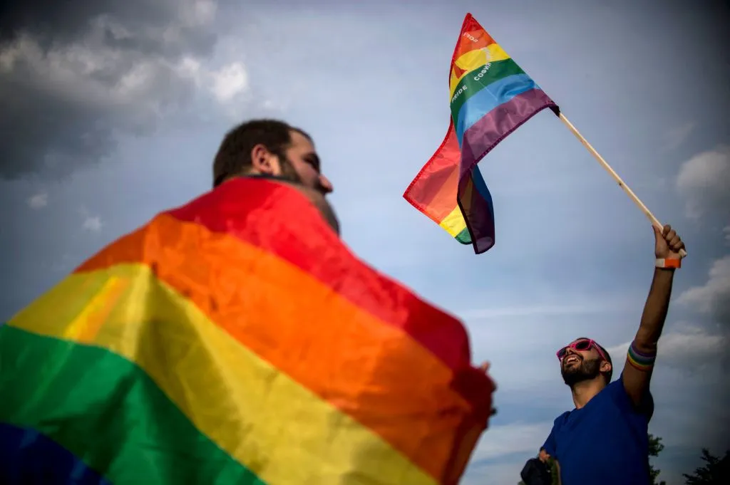 El Parlamento búlgaro prohíbe la "propaganda" LGBTQ+ en las escuelas