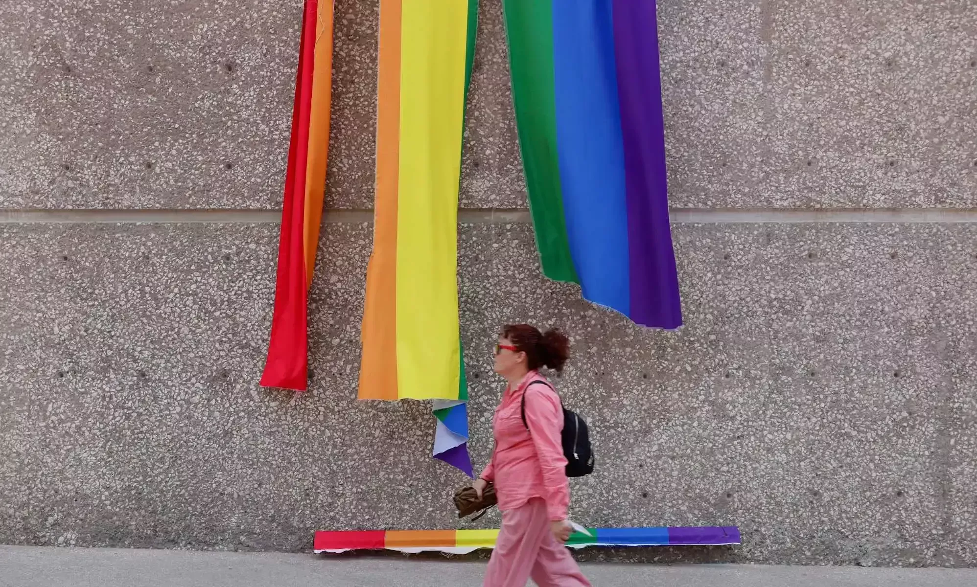 Graban a una multitud arrancando la bandera del Orgullo en México, lo que desencadena una manifestación a favor de la comunidad LGBTQ+.