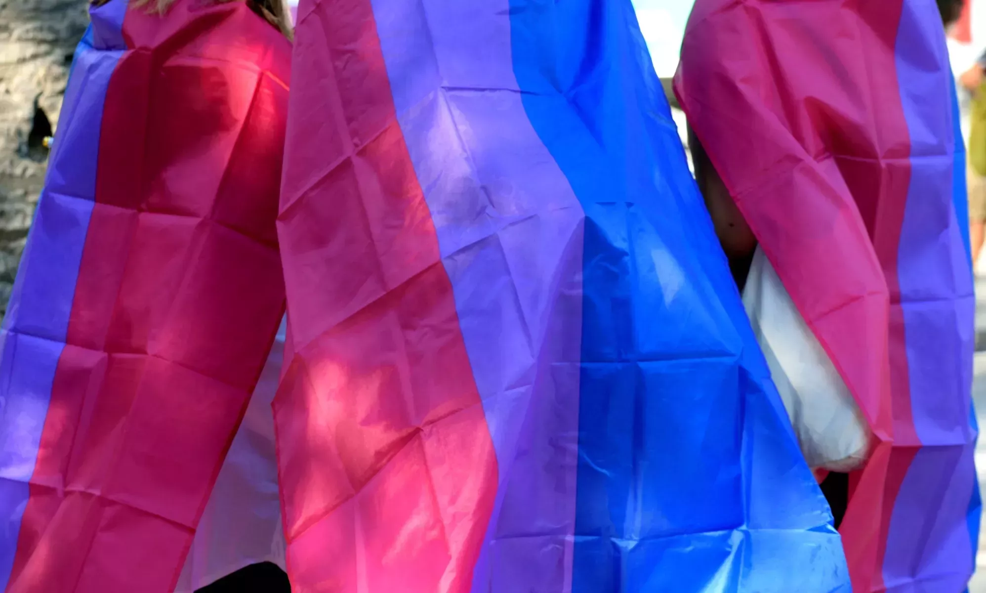 Todo lo que necesitas saber sobre la emblemática bandera bisexual, incluido quién la inventó