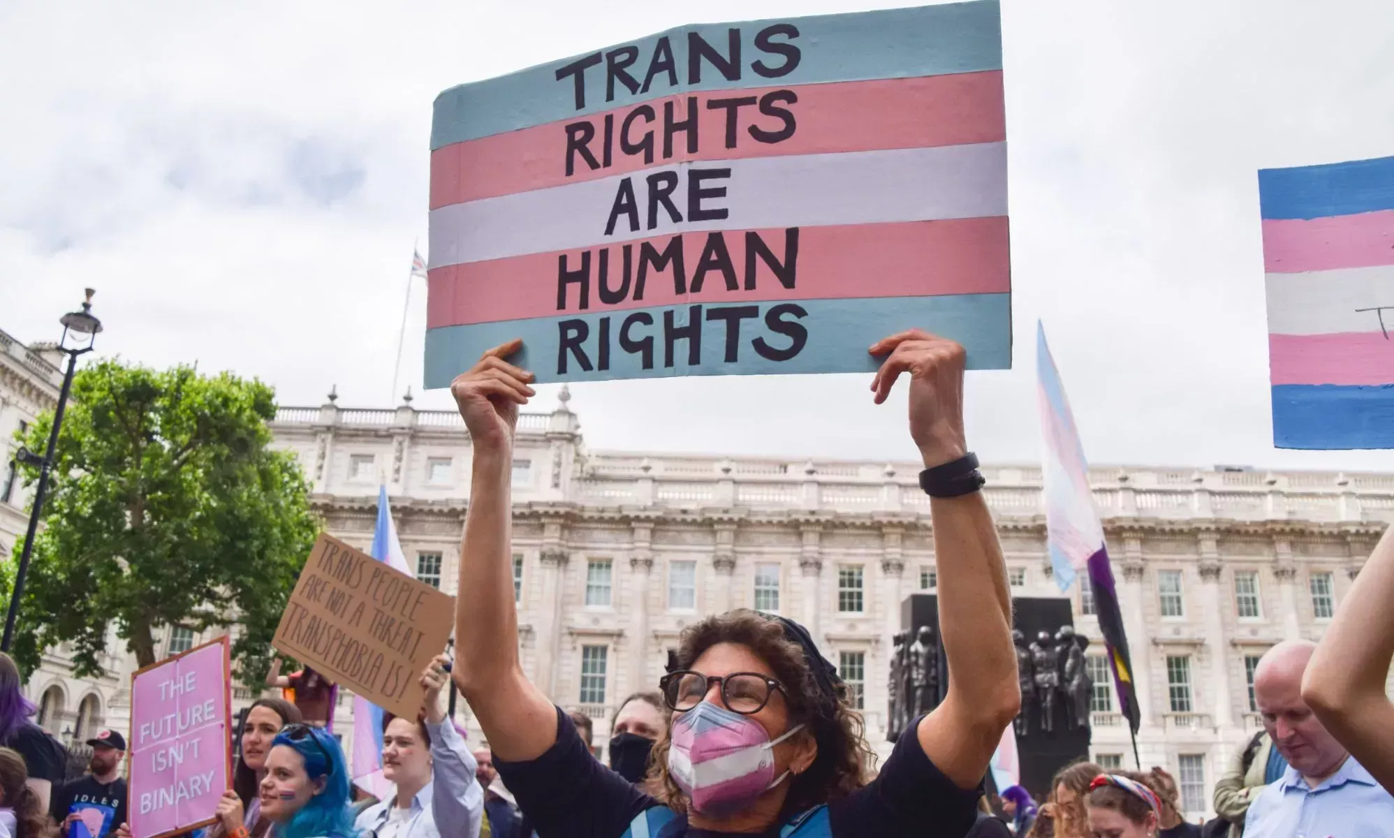 Aumentan los intentos de suicidio de jóvenes trans en los estados que aprobaron leyes antitrans, según un estudio