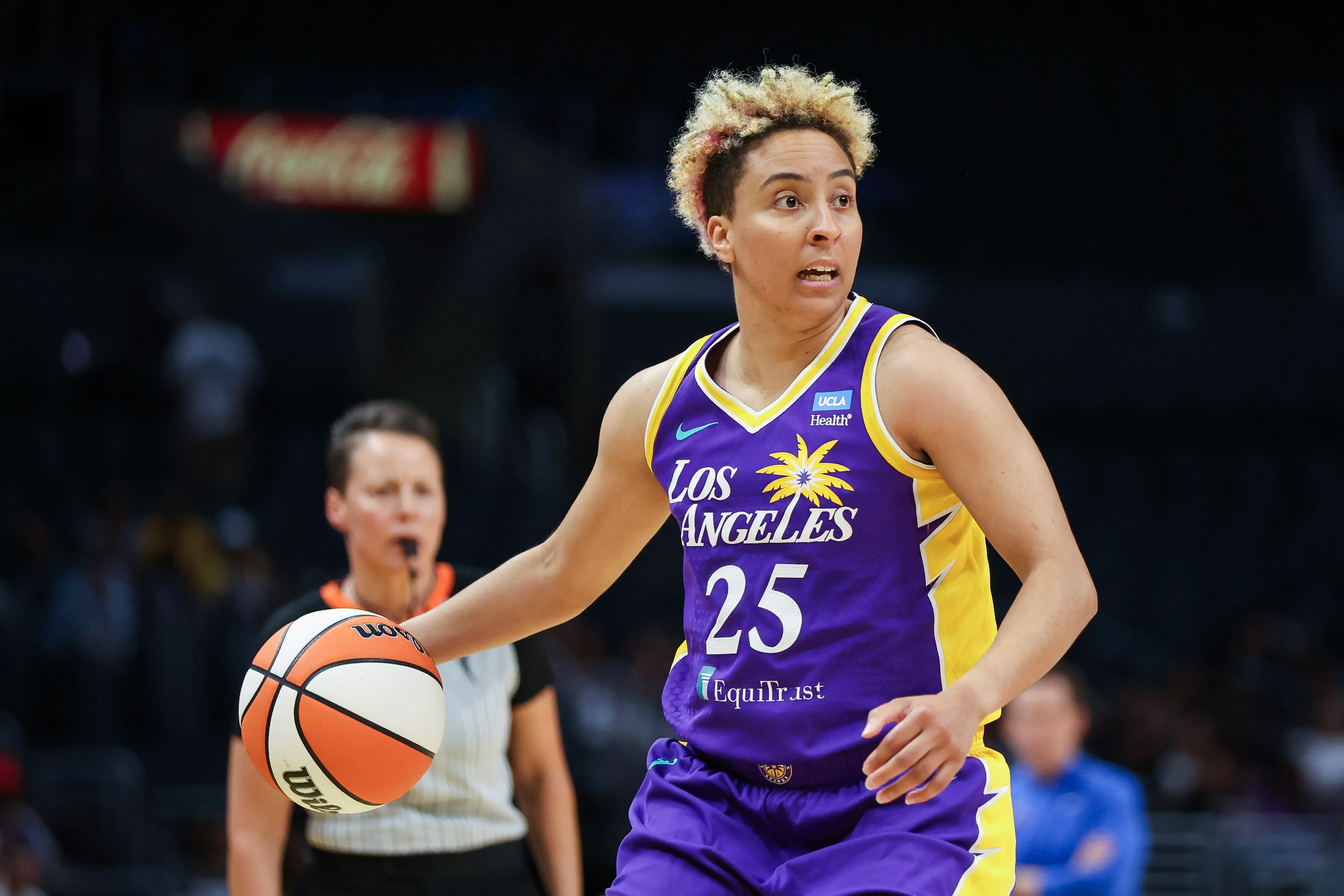 Se retira la primera jugadora abiertamente transgénero y no binaria de la WNBA