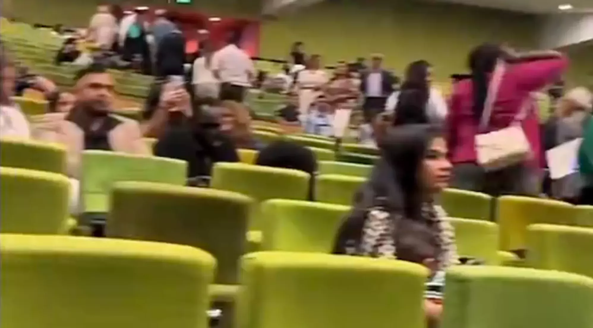 Abandono masivo de la ceremonia de graduación tras los comentarios antigays del orador