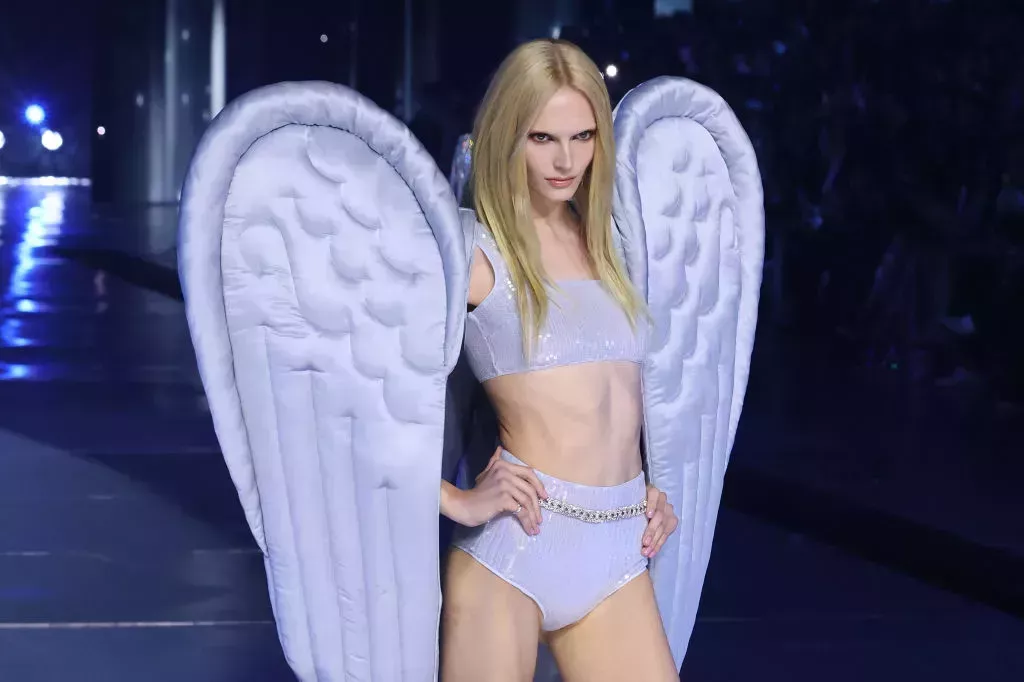 Conoce a Alex Consani: la modelo trans que arrasa en TikTok y acaba de arrasar en la pasarela de Victoria's Secret