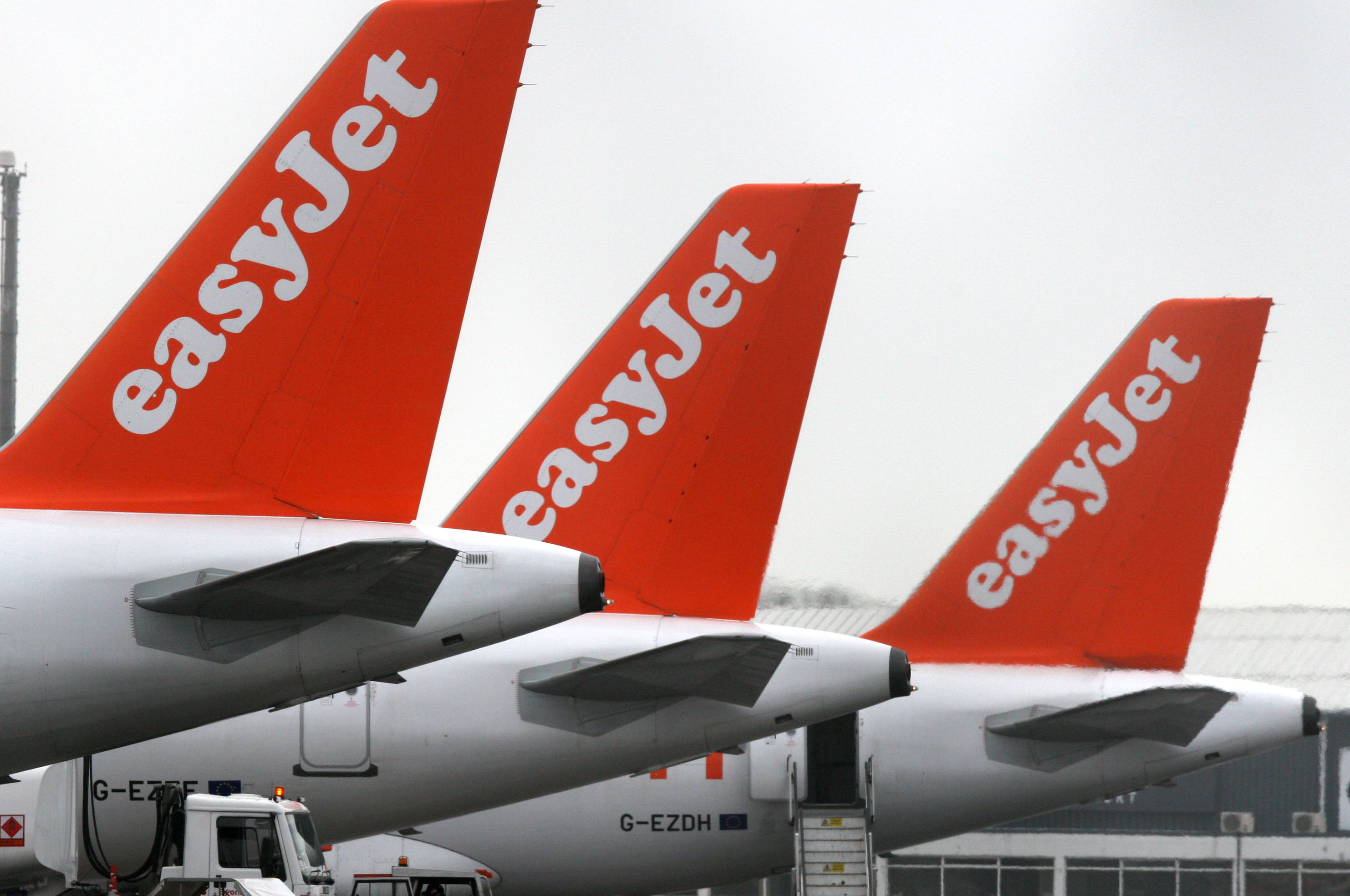 EasyJet permite a la tripulación incluir pronombres en las insignias, con más de 25 opciones