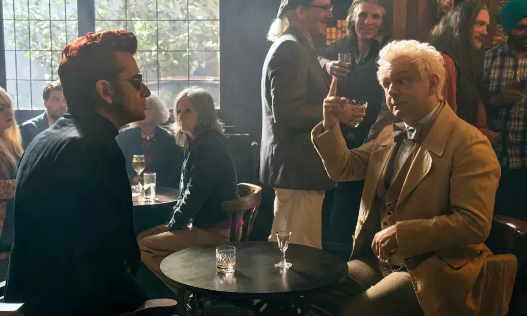 David Tennant como Crowley (Izq.) y Michael Sheen como Aziraphale (Der.) en la segunda temporada de Good Omens