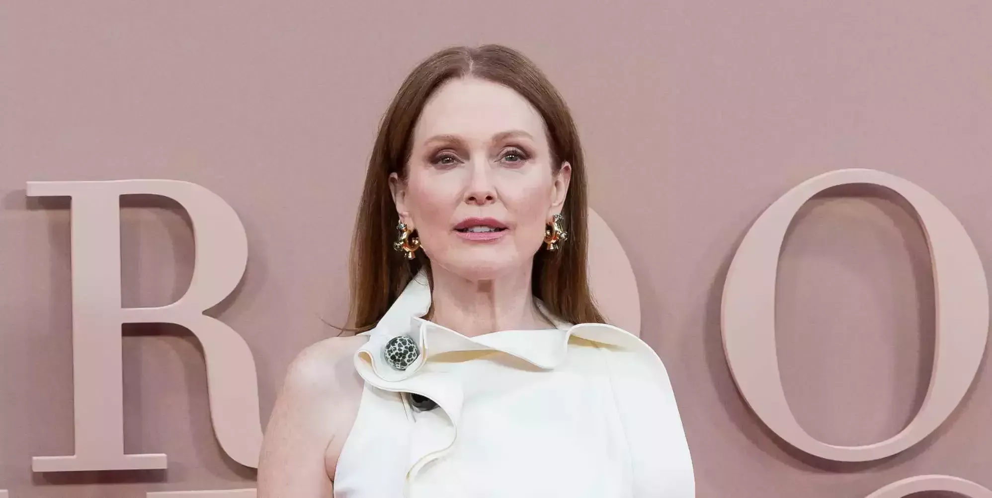 Julianne Moore aborda el subtexto queer en La habitación de al lado