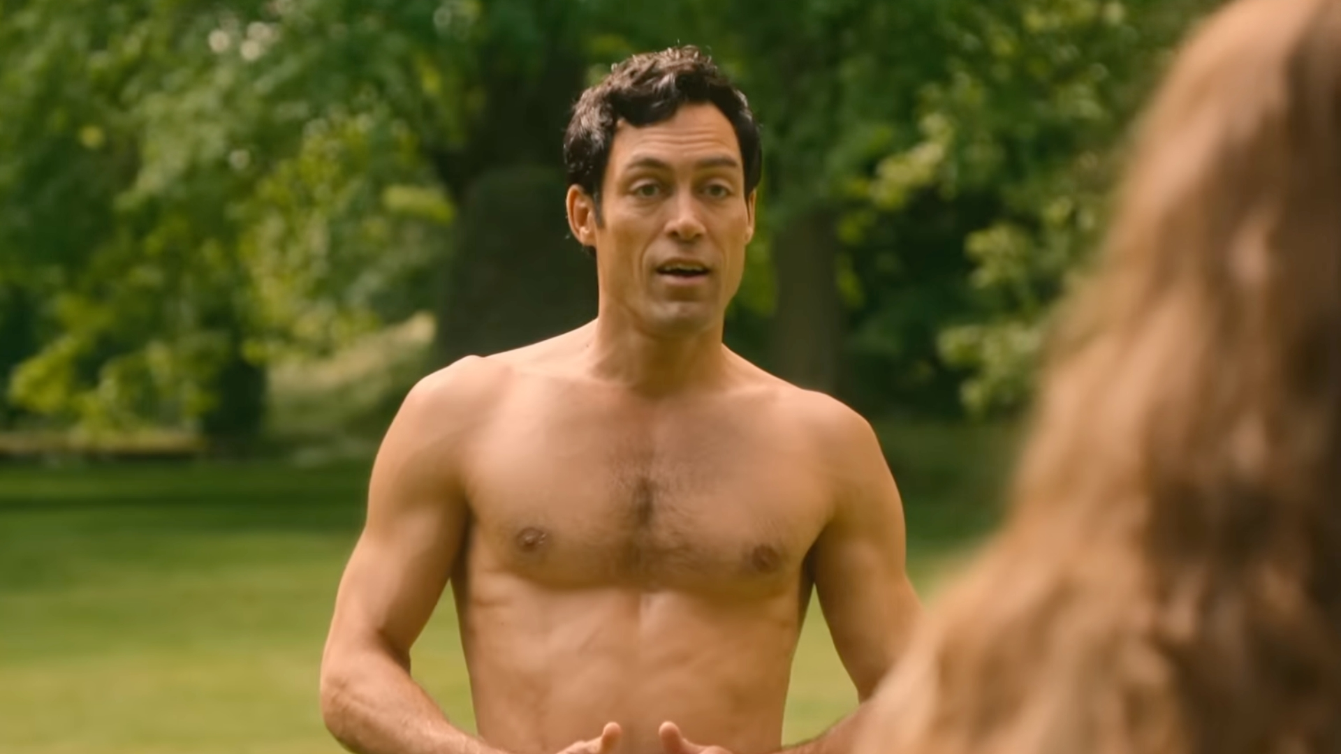 ¿Lleva la estrella de Rivals Alex Hassell una prótesis en su escena de tenis con desnudo integral?