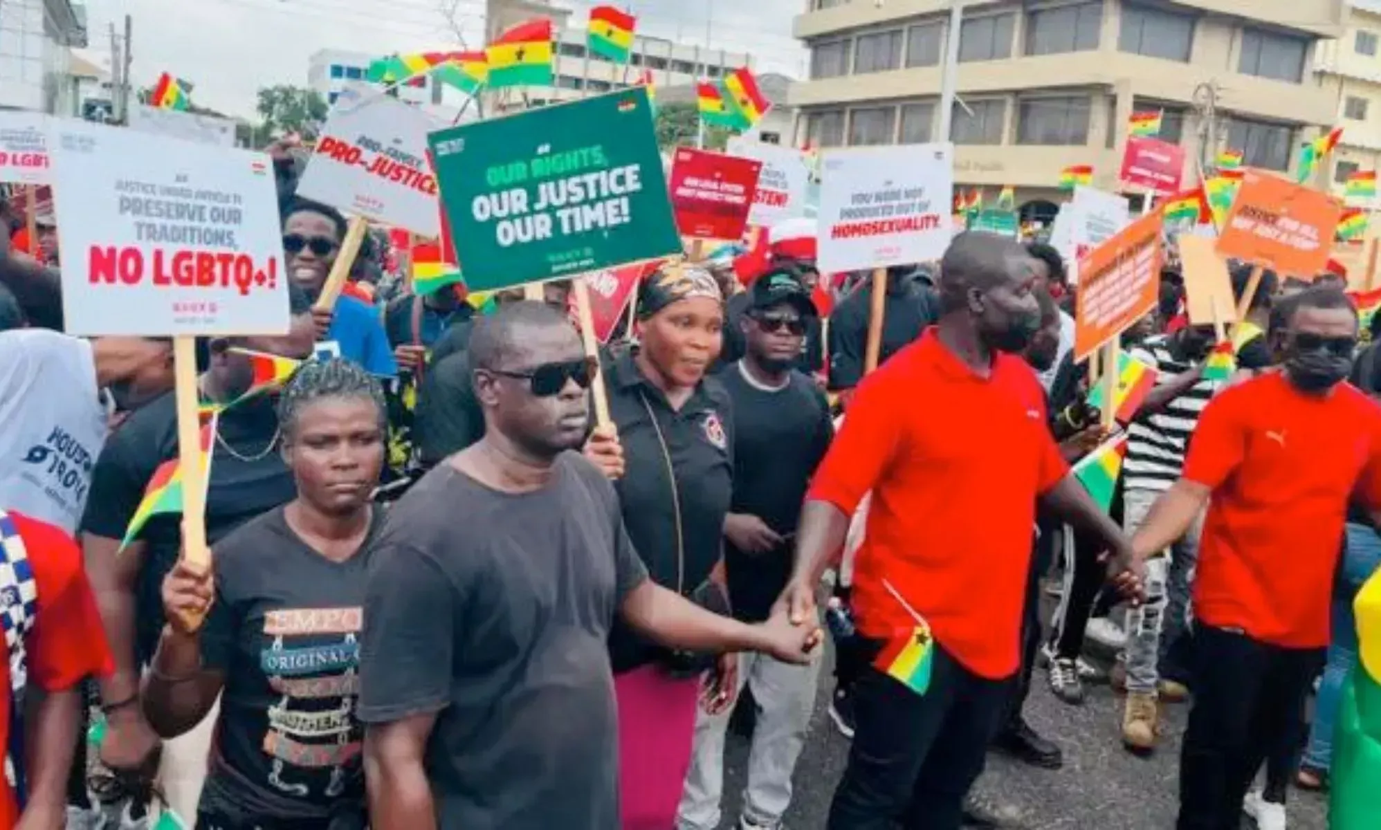 Manifestantes en Ghana piden al Tribunal Supremo que apruebe un proyecto de ley contra la comunidad LGBTQ