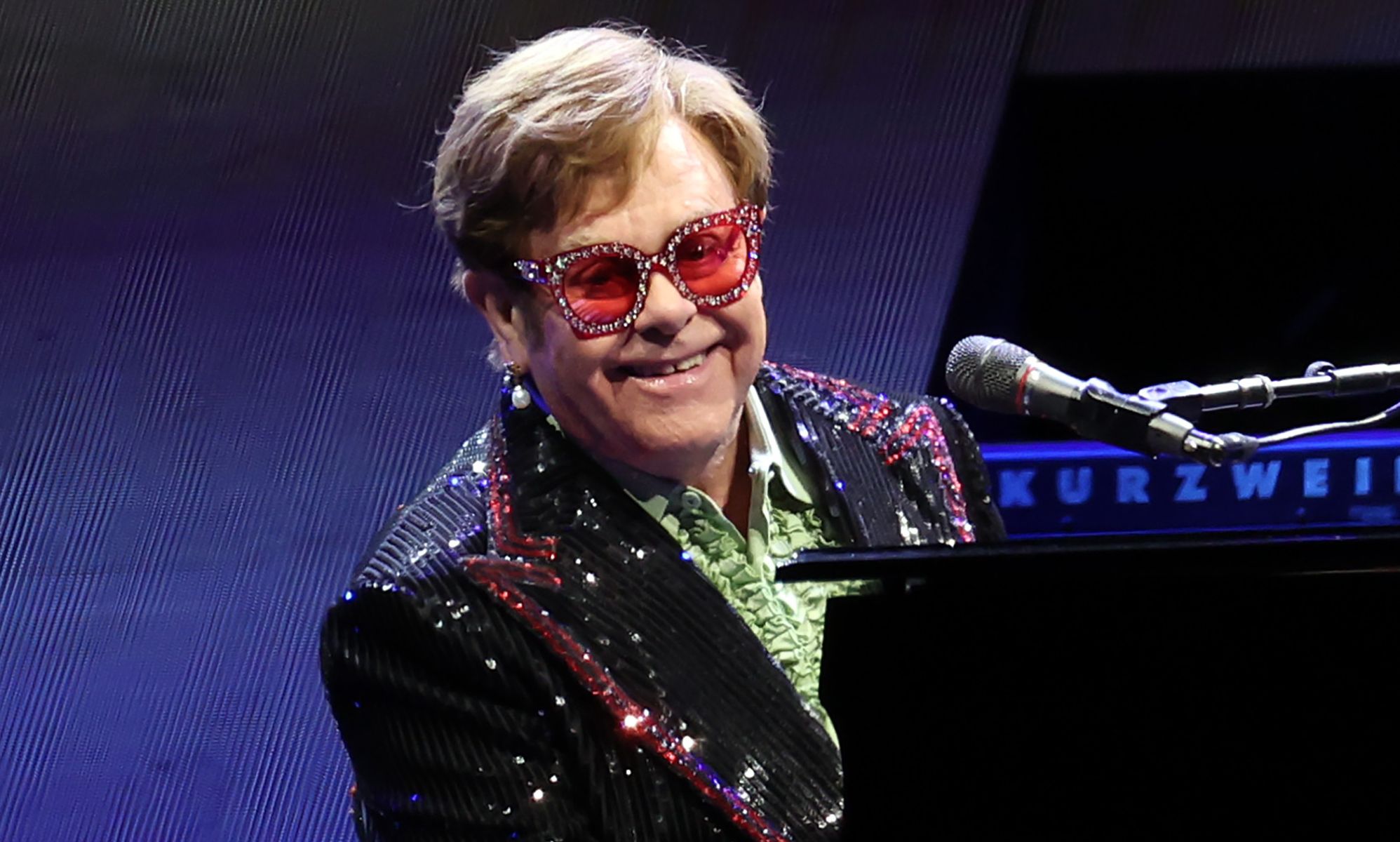 Sir Elton John llama "gilipollas" a Elon Musk al recoger un premio LGBTQ+