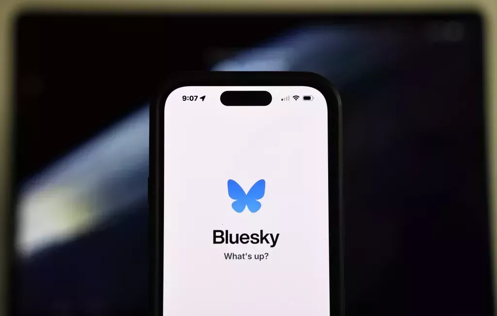 En esta foto ilustración, el logo de Bluesky se muestra en un teléfono celular