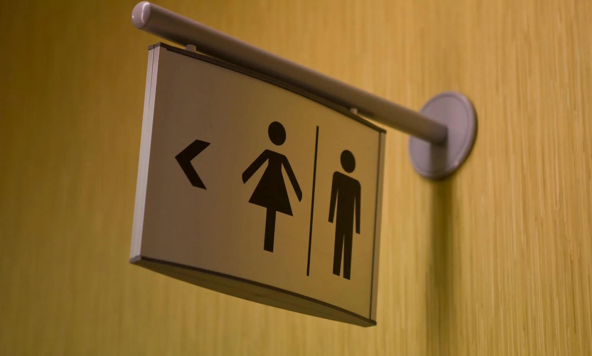 Una ciudad de Texas expande la recompensa de $10,000 por denunciar a personas trans utilizando el baño ‘equivocado’