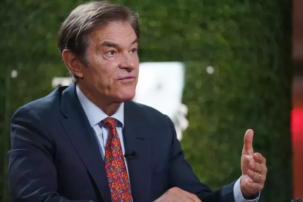 Dr. Oz asiste a The Swift Hour durante la Cumbre Anual Concordia 2024, él está en un traje azul marino y camisa azul clara con una corbata roja con flores azules y amarillas