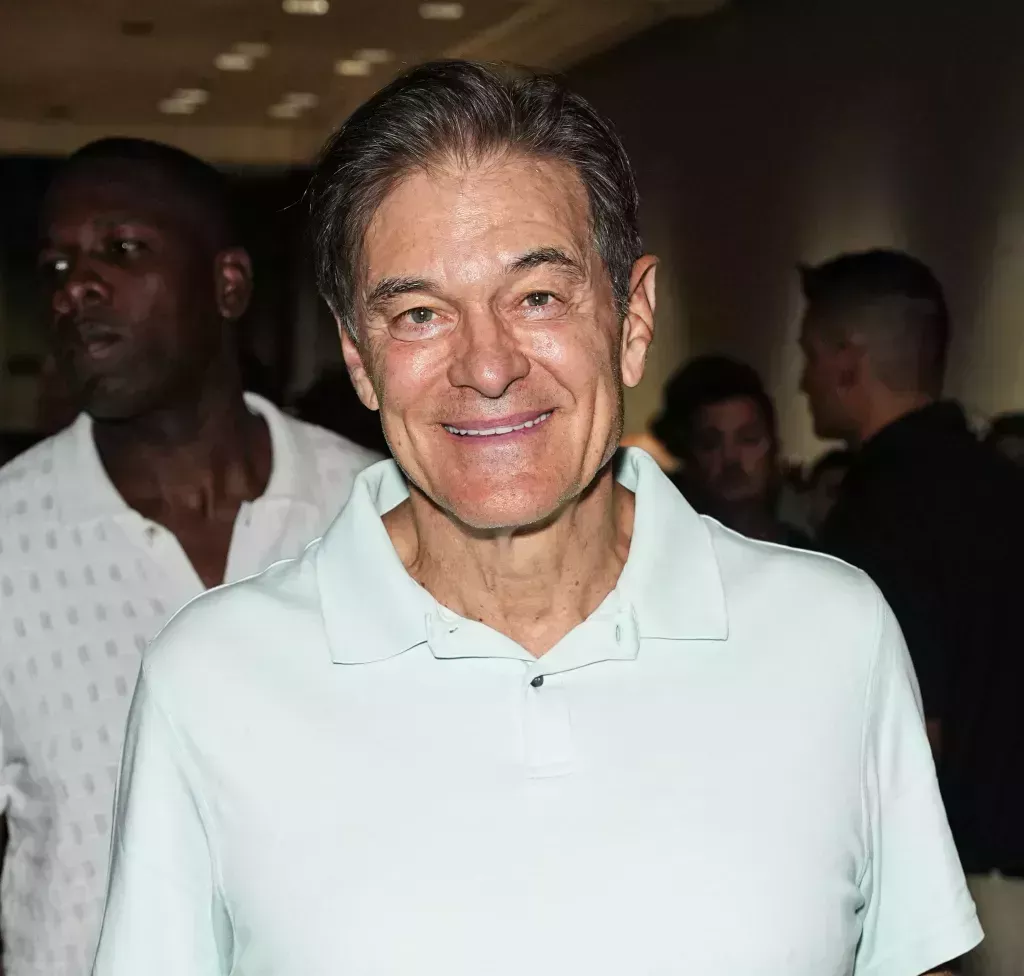 Mehmet Oz en el popup del Club 40/40 dentro del Fanatics Fest NYC, vistiendo un polo blanco