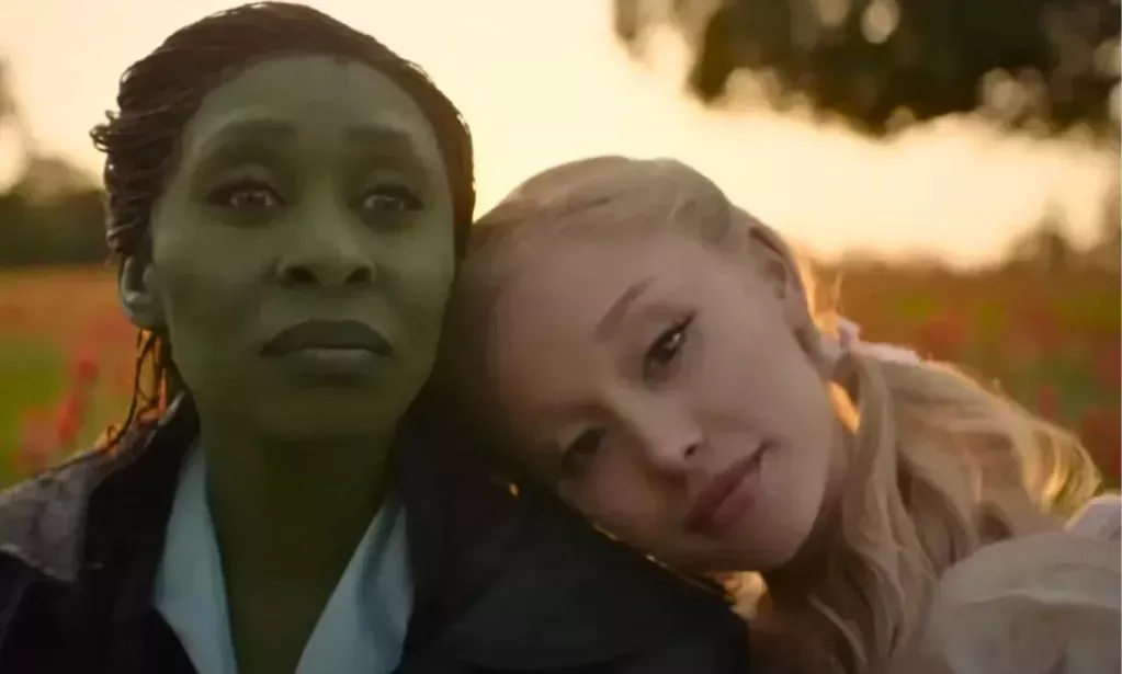 Una escena de Wicked con Cynthia Erivo y Ariana Grande.