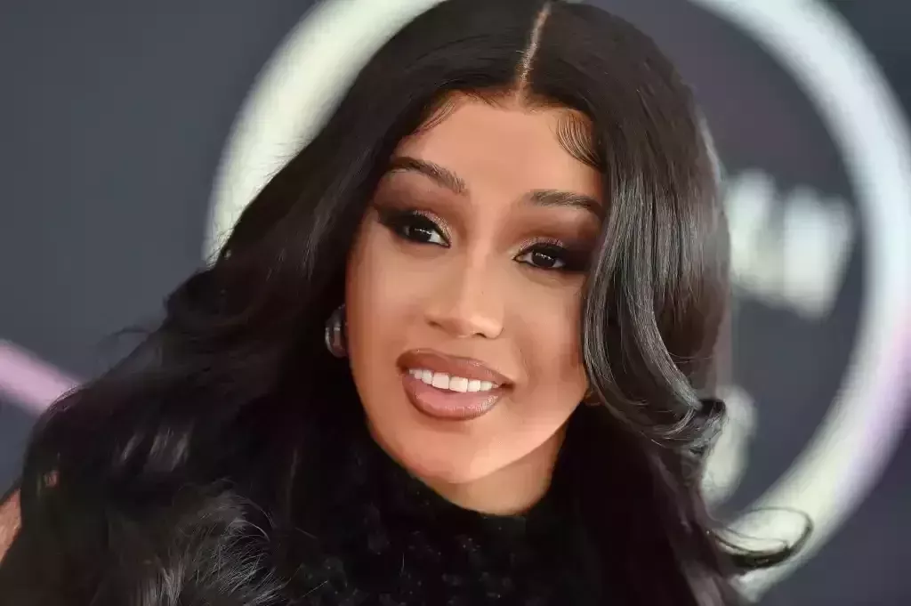 Rostro de Cardi B en la alfombra roja