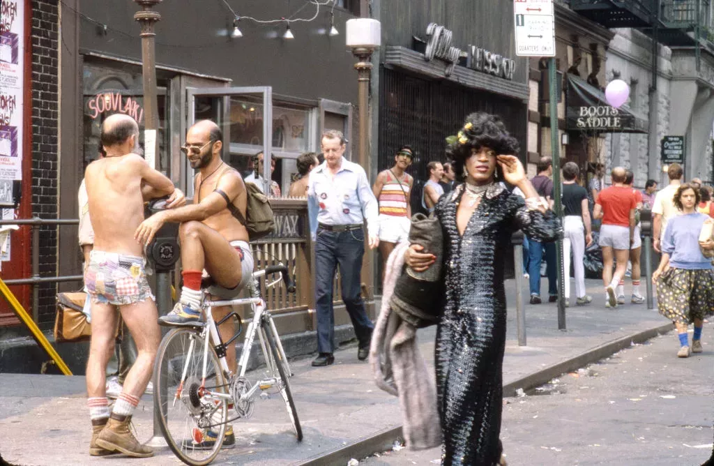 Marsha P Johnson en la esquina de Christopher Street y 7th Avenue durante la marcha del orgullo en 1982.