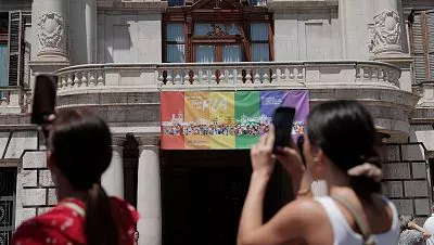 El Supremo avala que se cuelgue la bandera LGTBI en edificios públicos por "no ser un símbolo partidista"