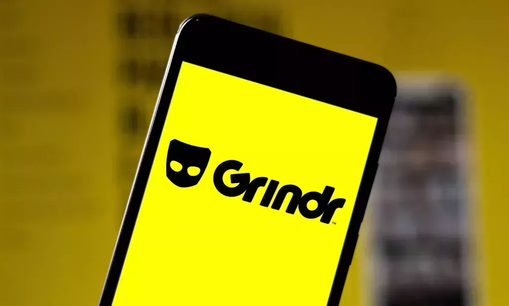 Un teléfono con el logo de Grindr en él.