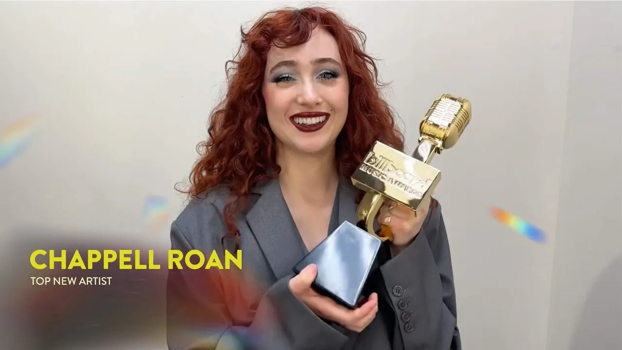 La icono lesbiana Chappell Roan es coronada como Mejor Nuevo Artista en los Billboard Music Awards 2024