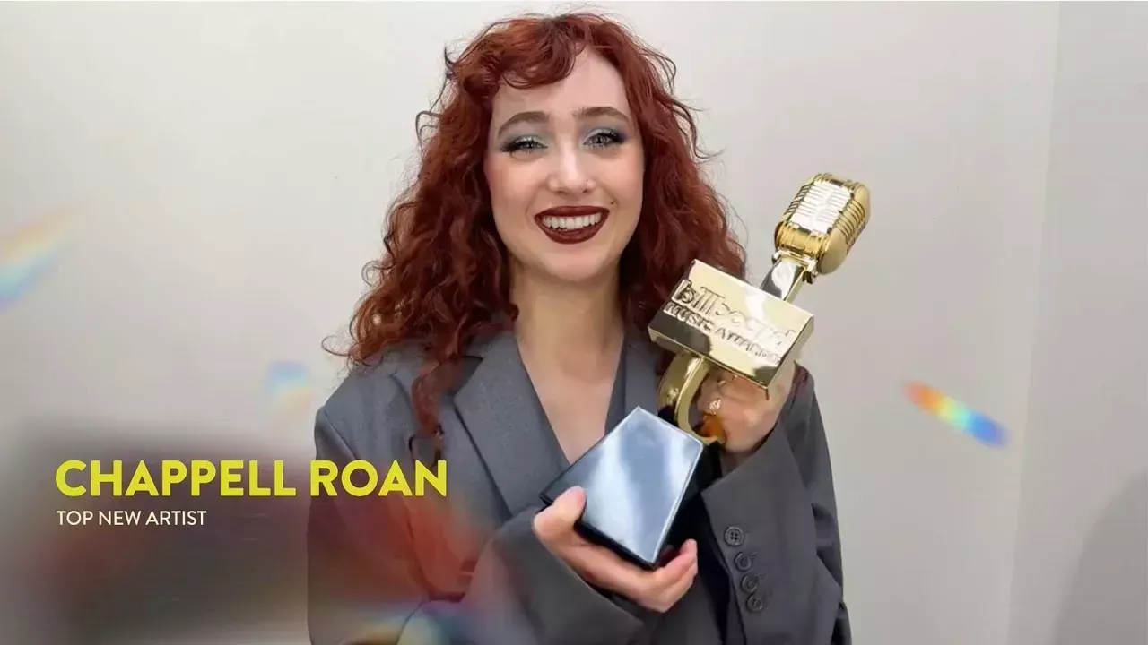 La icono lesbiana Chappell Roan es coronada como Mejor Nuevo Artista en los Billboard Music Awards 2024