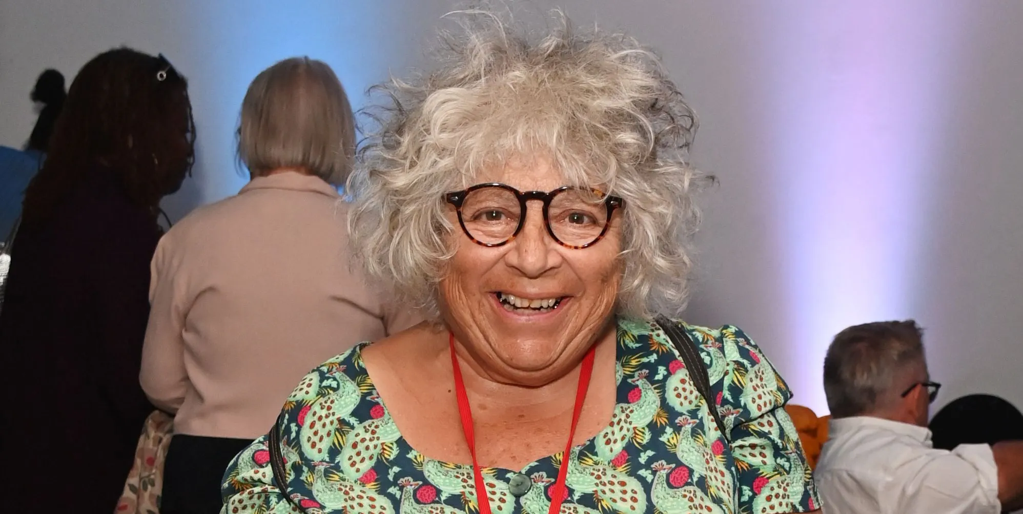 La querida actriz británica e icono lesbiana Miriam Margolyes regresa al mundo de Doctor Who