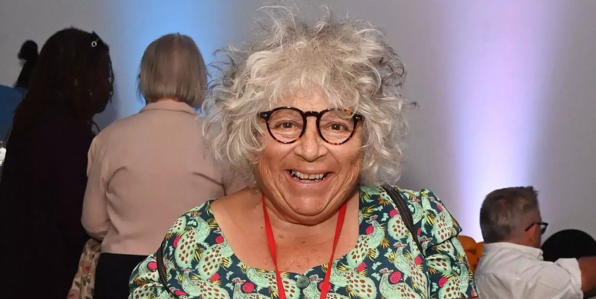 La icónica lesbiana Miriam Margolyes regresa a Doctor Who en un papel sorprendente