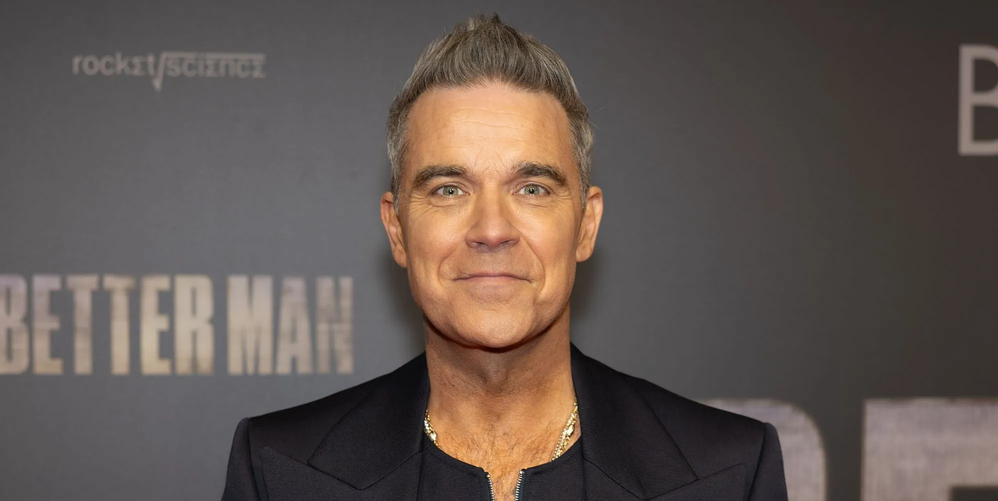 Robbie Williams bromea sobre querer ser gay