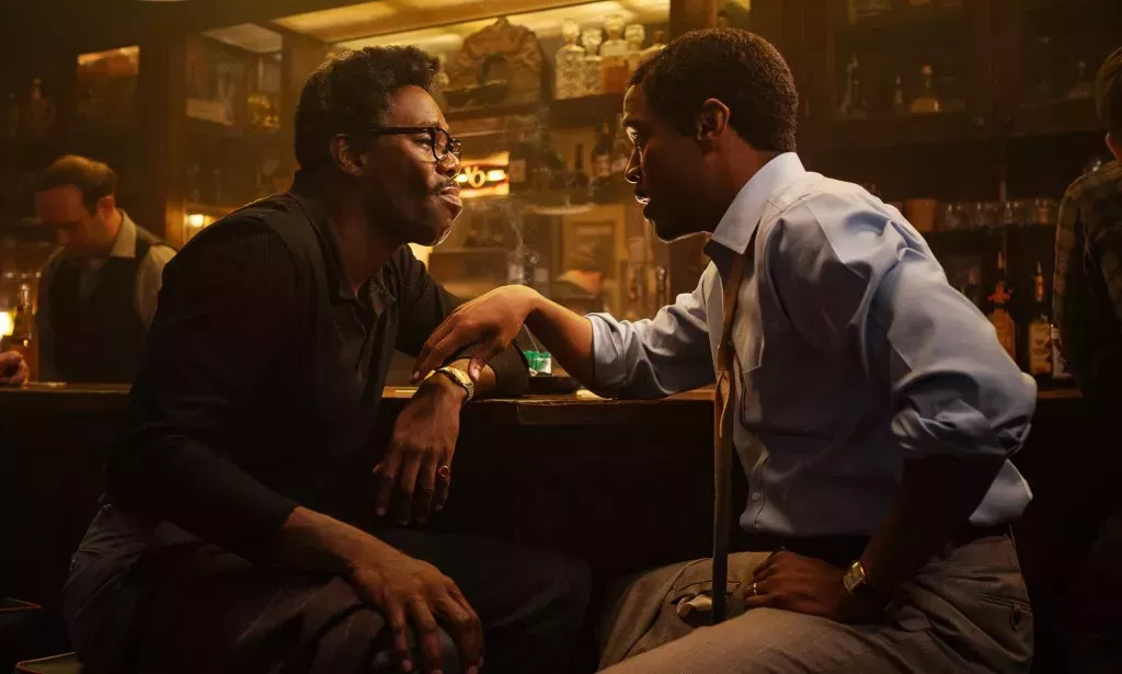 Colman Domingo como Bayard Rustin (izq.) con Johnny Ramey como su pareja Elias (der.). (Netflix)