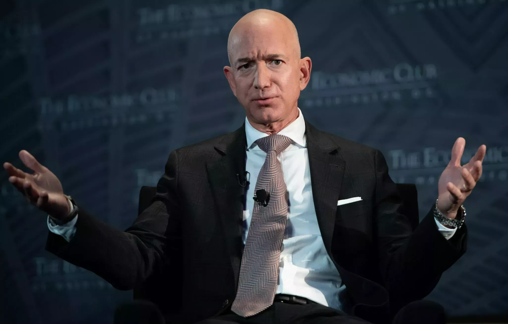 Jeff Bezos elimina el apoyo a los derechos LGBTQ+ y la ‘equidad para las personas negras’ del sitio web de Amazon